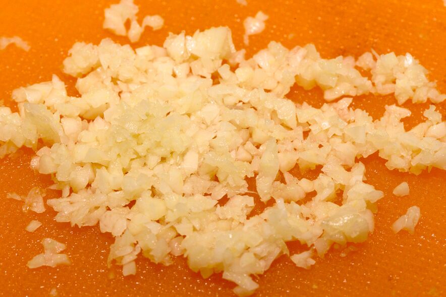 Chopped garlic - the basis for the infusion, which eliminates parasites