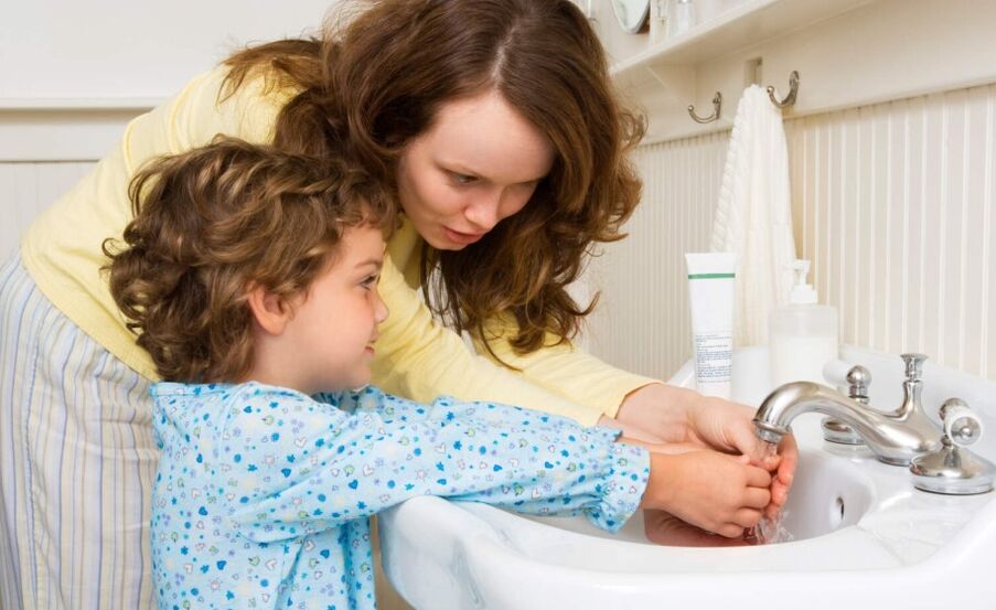 You need to follow the rules of hygiene to prevent worms from entering the child's body